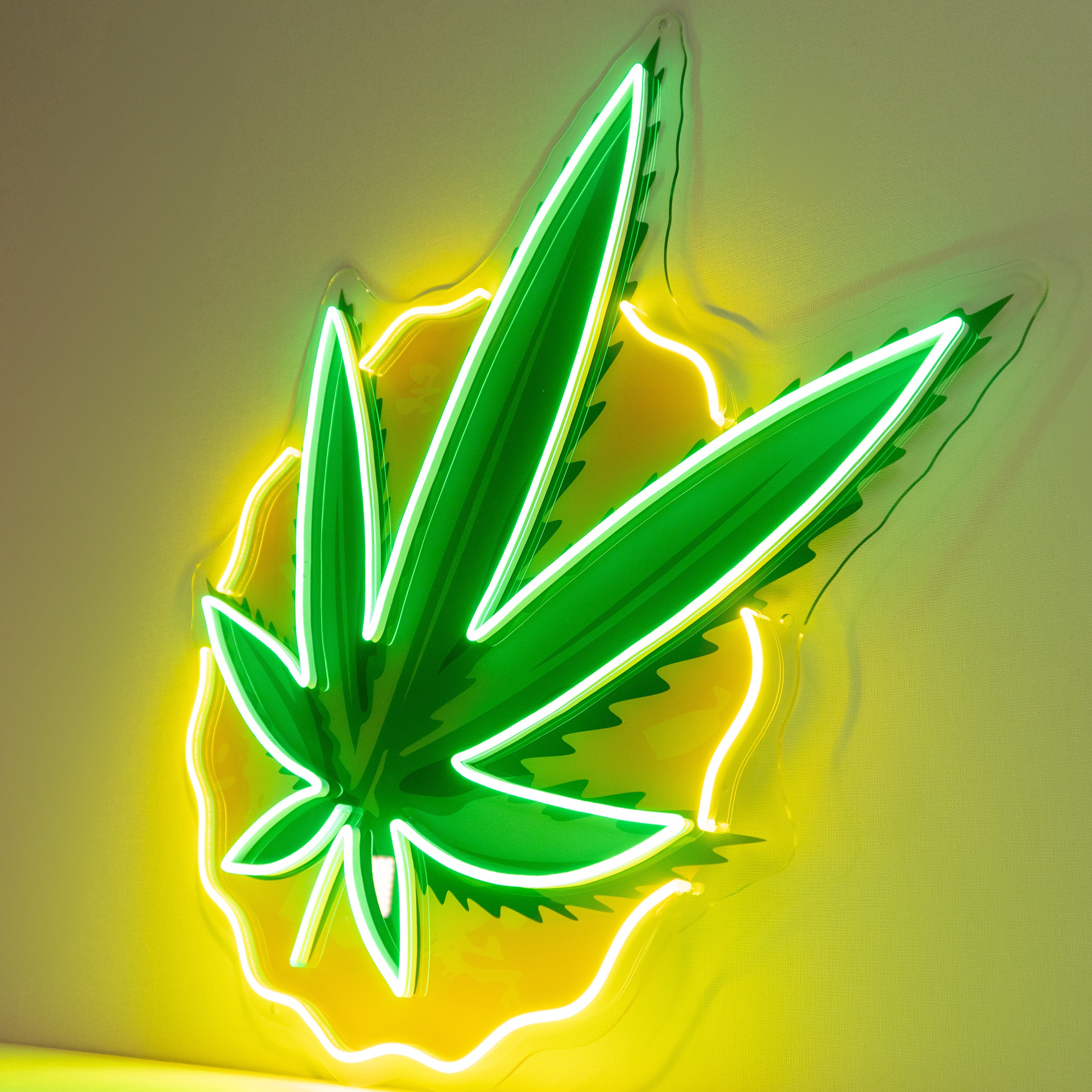 Leaf-Shaped Neon Sign – Green LED Wall Light for 420 Vibes, Room and Party Décor