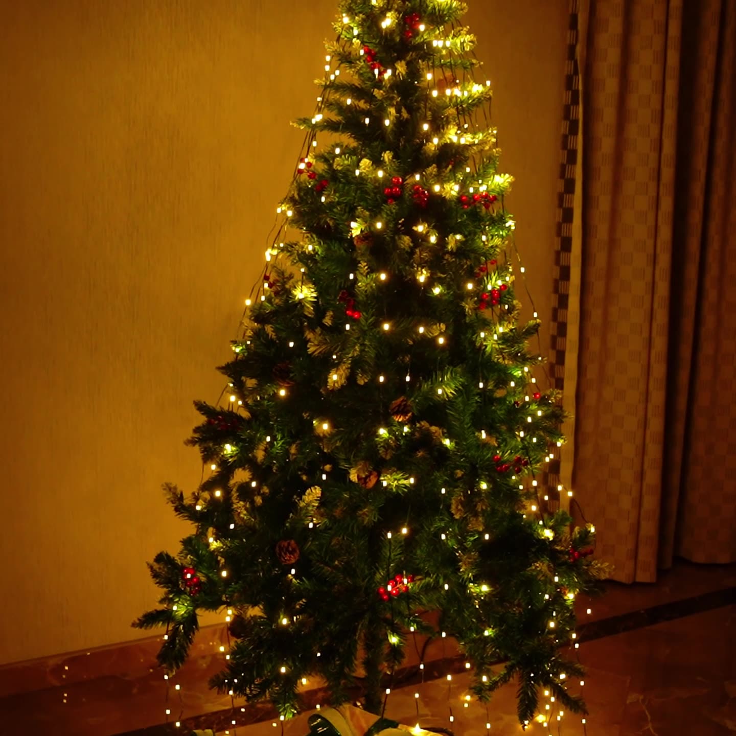 Quntis USB LED Ring Xmas Tree Topper Lights – IP42 Waterproof Dark Green Wire, Multi-Color Hanging String Lights for Holiday Tree Decoration