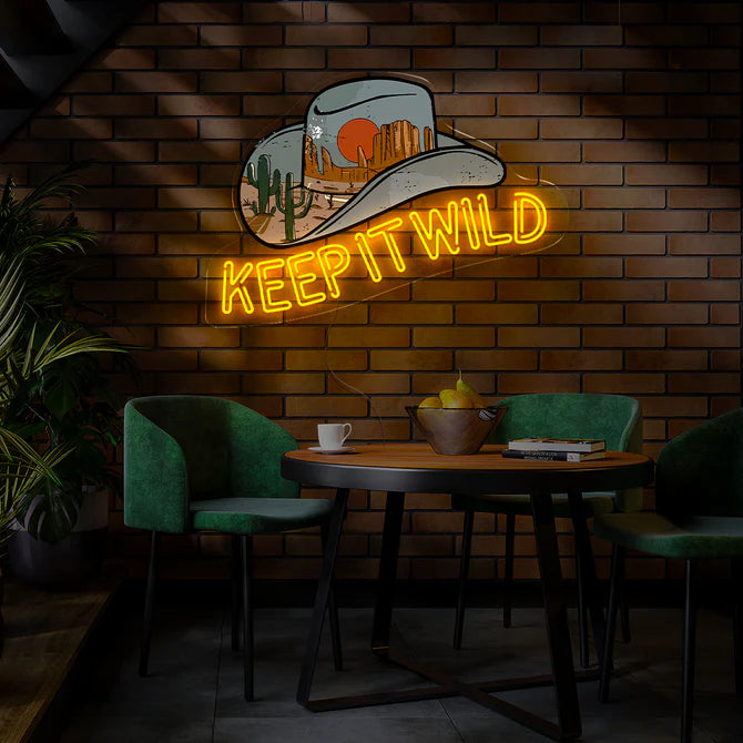 カウボーイハットと砂漠の風景に「KEEP IT WILD」 ¨C バー、パティオ、マンケイブに最適
