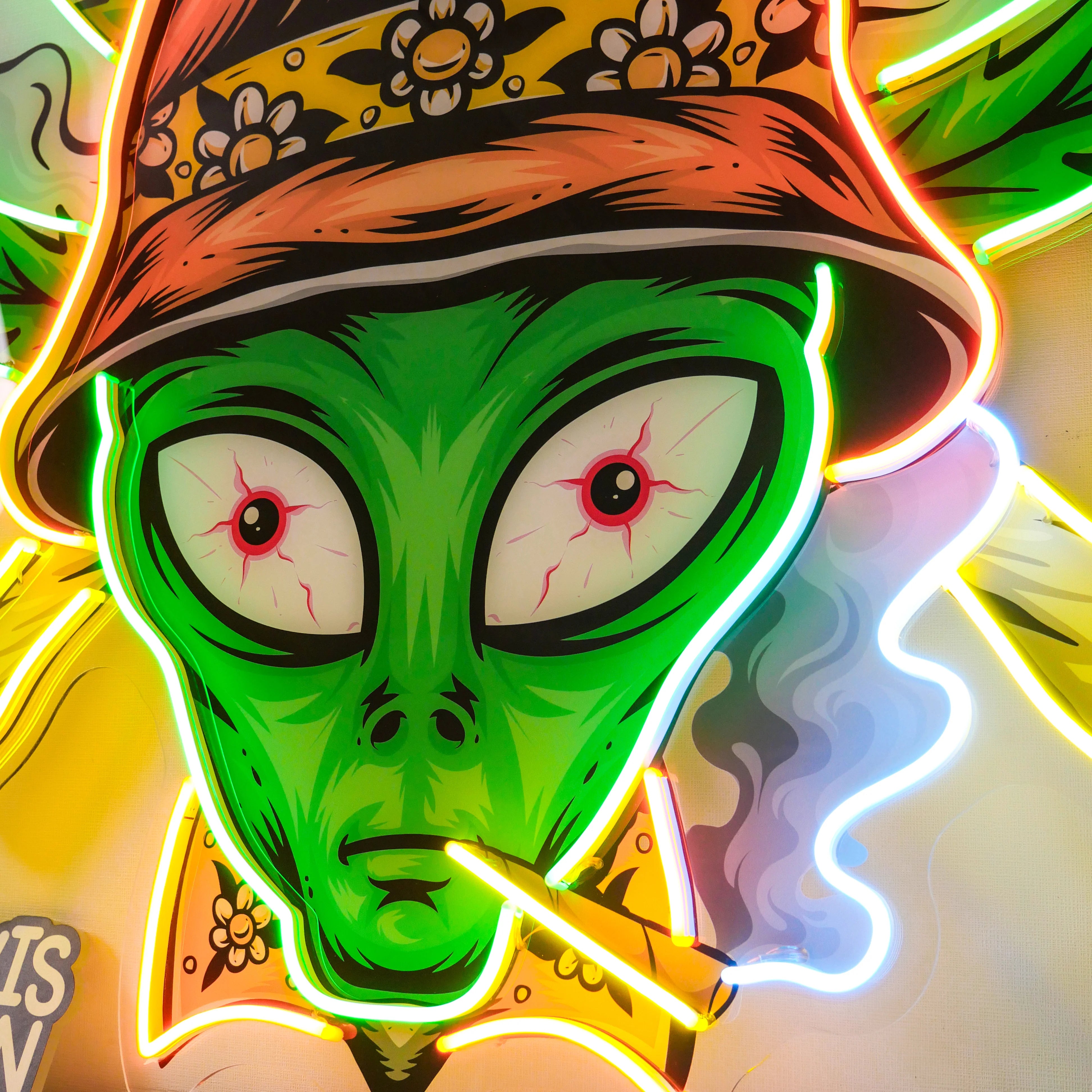 Smoking Alien LED Neon Sign – Trippy Pop Art Wall Light with Weed Leaf Design for Game Room, Bar, or Man Cave Decor